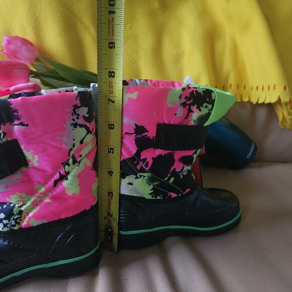 S31 New Kid's warm, furry lined boots - Fun, flashy Neon green & pink. Velcro - Picture 3 of 5